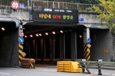 유토이미지 | 터널 내 CCTV 촬영중 안내 홍보 터널 내 CCTV 촬영중 안내 홍보  Yanggiri, 사진, 터널, CCTV, 촬영, 조명, 전광, 전광판, 강조, 안내... 