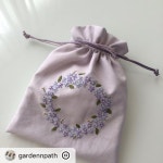 app  #theinstasaveapp ・・・ #stringpouch #pouch #프랑스자수... flowerwreath… | 자수 파우치, 손 자수 스티치, 자수... 