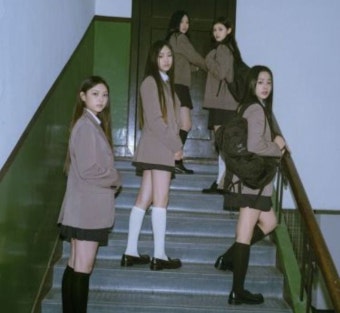 뉴진스, 데뷔 6개월 만에 美 빌보드 핫 100 진입 in 2023 | New jeans style, Group photos, Kpop outfits