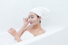 젊은 미녀 욕조 눈막 뷰티 미체 욕조 스킨 케어 눈막 눈막 관리 피부 피부 얼굴 아름다움 젊은 생활 방식 가정 생활 | 얼굴, 욕조, 노화