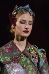 Fashion Show Details: See detail photos for Dolce & Gabbana Fall 2019 Ready-to-Wear collection. Loo… | 머리 띠, 머리, 띠