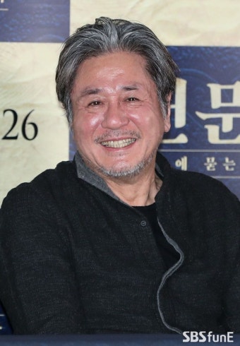 [E포토]최민식 '믿고 보는 배우' #SBS연예뉴스 #SBSStar #EntertainmentNews | 배우, 남자 머리, 연예인