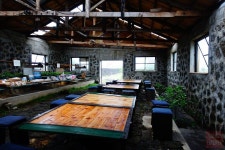 전분 공장의 변신, 제주 한림 앤트러사이트 | 돌 바닥, 건물, 아름다운