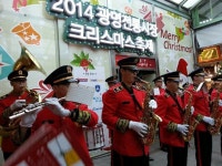 #광명전통시장 #크리스마스축제 가 드디어 그 막이 올랐습니다 ..방금전 육군 52사단 군악대의 축하공연을 시작으로 25일 크리스마스 까지... 