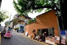 좋아요 210개, 댓글 2개 - Instagram의 권일민(@bukak123)님: A stroll at Bukchon, Bukchon Hanok Village, Seoul, Korea (북촌 산책... 