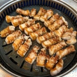 맛찬들은 숙성된고기들을 판매하는집으로 그중 삼겹살을 늘 제일 맛있게먹어 삼겹살만 주문. 직원분들이 온도체크부터시작해 끝까지... 