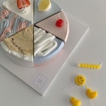 “오늘도 12-9시30분까지 열려있어요! 사진은 파스텔톤의 귀여운 모듬홀케이크🎂 . #바나나하루키 #모듬홀케이크 #디저트카페... 