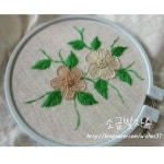 #소금빛자수 #리넨자수실 #자수재료 #손끝에서피는꽃과자수 #입체자수꽃나무열매 #서양자수 #프랑스자수 #유럽자수 #자수타그… | 자수, 자수... 