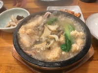 전복#내꺼#😋 #아침 #엄니손칼국수 #칼국수 #비빔밥 #김밥 회사 출근 안한 👨🏻 맨날 집에 있는 👩🏻👶… - 2020 | 해물 누룽지탕, 김밥, 국수