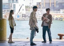 드디어 공개된 강동원X아이유X송강호 주연 영화 ‘브로커’ 스틸컷 - 인사이트 | Couple photos, Scenes, Couples