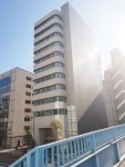 일본의 한 빌딩의 옆 면 외벽을 저희 태양타공이 제작한 타공판으로 설치한 모습입니다.  일정한 패턴의 타공판으로 밋밋할 수 있는 건물 외벽을... 