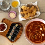 “알록달록 맛있었던 #무미일 고성에서 완전 힙했던 분식집🧡 떡볶이도 김밥도 튀김도 하나하나 맛났던😋🌷 . . . . . . . #yami_속초”