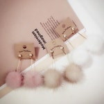 Pin de 안은별 em Vouge | Lojas de jóias, Brincos da moda, Brinco de pompom