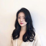🌿차홍룸 용산센트럴점 김혜영🌿 . 중간머리에서도 무드있는 #웨이브스타일 🖤🖤 . . 레이어드컷과 부드러운 웨이브 컬링으로... 