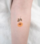 STUDIOBYSOL_donghwa on Instagram: “🌻 #sunflowertattoo #botanicaltattoo #sunflower #해바라기타투 #타투이스트동화”