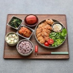 곰곰이밥상 в Instagram: «#아침밥상 굿모닝이예요 ^^ 오늘 아침메뉴는 명란치킨 스테이크 만들었어요… | Penyajian makanan... 