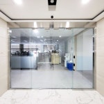 사무실 인테리어 유리칸막이 양개자동문 office interior 자동문의고수 | Interior, Office
