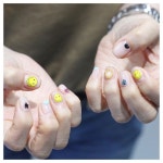 Pin page 열손가락🙌🏻 모두 포인트인 #네거티브스페이스네일💅🏻 각기 다른 포인트들이 한데 어울어져 자연스럽게... 