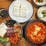 요즘 시대에 8천원 정식이라니,, 옛날순두부 8.0 / 얼큰순두부 8.0... 순두부 시키면 각종 나물+밥도 같이 나와서 비빔밥 만들어먹을 수 있다,,🥄... 