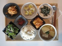 샐러드와 두툼한 감자와 콩세알두부가 들어간 된장국입니다. 아이들의 솜씨 한 번 맛보세요. 엄마의 맛을 내다니 이녀석들..