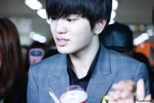 140502 김포공항 입국 성종~  http://bit.ly/1iP6KX7  pic.twitter.com/Pc1m7cAuZg | Large