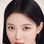 없는 뷰티 룩을 선보였습니다.🥰 공기처럼 가벼운 텍스처로... ‘웨이트리스 스킨 파운데이션’은 금일 공식 출시되어 전국 바비 브라운... 