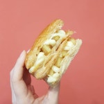 냉동생지 쓰지않고 매장에서 우유버터넣어 직접 밀어낸 홈메이드 사과파이 맛보실수 있어요^^ 몸에좋은 우리사과… | 식품 아이디어, 사과파이