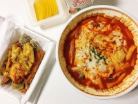 어제 저녁에 먹은 치킨이 만족스럽지 않아서 새벽에 야식으로 #불스 (핑계) 평소에 먹던 불스 #치즈떡볶이 가 아니라 국물... 