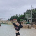 이미지: 사람 1명 이상, 하늘, 반바지, 농구장, 실외 | 파도풀, 물놀이