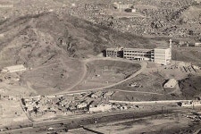 1960년 개교당시 서강대학교. 옆의 산이 노고산. | 오래된 사진, 현대사, 흑백 사진