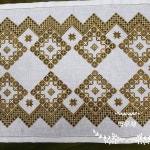 하덴거자수반 샘플 잠시 하덴거를 접고 드론워크 샘플러 수업이... 작업에 열공함다! #벽우재공방  #강동구프랑스자수… | Toalhas, Pano, Mesa