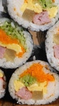 고슬고슬한 솥밥에 참기름과 소금으로 비벼서 얇게 펴서 원하는 재료를 듬뿍 올려.. 돌돌돌 말아 먹는 김밥 라면과 함께면 더욱 좋구요.…”