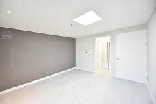 [광명 현진 에버빌 32평] 쓸모없는 화단의 변신! 나만의 작은 공간- 방안 창틀 벤치 인테리어_아이 방, 드레스룸 인테리어 by 빈스디자인... 