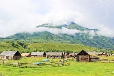그는 묘의 마을 신강 농촌 목축업 시골 마을 마을 자연 배경 경관 산 신선한 조용히 끝 마름 신강 마을 사람들은 경치가 그림 관광 명소 | 항공사진... 