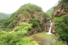 Sambuyeon Falls (삼부연폭포)