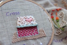 프랑스 자수 배우기 그녀들의 프랑스 자수 수업 풍경은 여자들의 정겨운 수다와 취미의 감성을 나누는 소통... | 자수, 자수 도안, 스티치