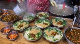 간판도 없는데 하루 1,000인분 팔리는 국수집? 이렇게 잘될줄 주인도 모른 곳 Kalguksu / Korean street food | 요리