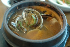 서귀포 수희식당 해물뚝배기...노랗게 떠있는 것은 성게알임..20130518