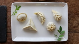 만두 빚기 필수 영상! 5가지 모양으로 만들기 : 5 Ways to Fold Dumplings [아내의 식탁](이미지 포함) | 식품 아이디어, 덤플링, 음식