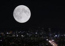 🌝 달달한 저녁시간 보내세요~  #날씨흐림 #달보기_쉽지않대요 #먼데이서울 #Supermoon #Monday #Seoul_official * 달 뜨는 시각 : 17시29분... 