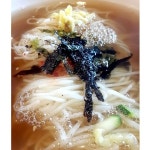 서늘해진 요즘 날씨에도 비오는 날에도 땡기는 국수 멸치 국수의... 땡기는 국수  멸치 국수의 육수를 직접 주인 아저씨가 만들고, 홀은 주인... 