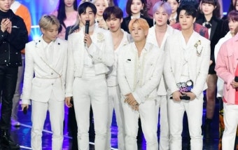 아스트로, 데뷔 첫 1위에 무대는 눈물바다 : 네이버 포스트