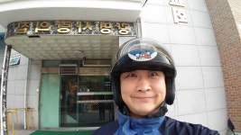 ㅎㅎㅎㅎ  시장에서 손님 구경하기도 지겹고 이럴땐 콧멍에 바람이 최곱니다 (^o^)b   사랑의집 마당에 들어서니 간사님이 새로만든 이동식 평상이... 