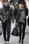 Kate Moss model off duty street style in a leather cap, motorcycle jacket and layers | 겨울 패션, 케이트 모스, 패션 스타일
