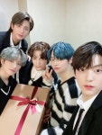 엠피디가 깜짝 선물로 전해 준 입덕 치킨!!! 정말 주실 줄... 싸랑해요 엠피디! 엠투 최고 헤헷ㅎㅎ  #TOMORROW_X_TOGETHER #수빈 #SOOBIN... 