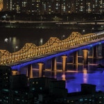 한강 동호대교 야경. 철도교를 중앙에 배치하고 좌우로 2차선 도로가 위치한 복합교량으로 옥수동과 압구정을 연결하고 있다 - 2020 | 다리