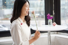 Oh, Rosy!  세상엔 많고 많은 꽃들이 있죠.  오로지 당신만을 위한 꽃!  그리고 영원히 지지 않는 꽃!  오로지가 당신을 찾아갑니다.