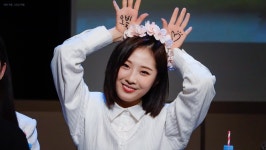 와디앤와비 | 비와 구름 그리고 바람 on Twitter in 2021 | Funny cute, Crown jewelry, Pics
