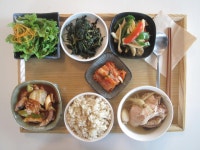 밥상입니다. 엄나무를 넣고 24시간 푹 고아낸 여름 보양식 삼계탕,매콤한 양배추 낙지찜, 쫄깃아삭새송이아삭이볶음,개운한깻잎순나물,건강한현... 