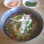 불리다 한참 뒤에 상호를 걸었다는 소문 / 체인 가야밀면 아님 / 가야스러운 한방육수 / 면발은 가늘고 용기의 깊이가 깊음 _6,00…